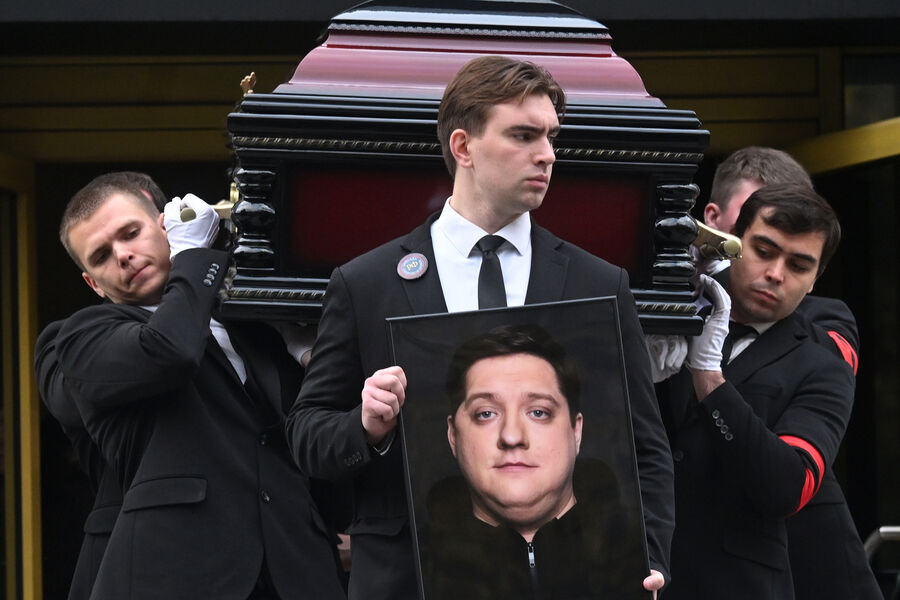 Церемония прощания с&nbsp;актером Романом Поповым в&nbsp;Центральной клинической больнице (ЦКБ) в&nbsp;Москве, 1&nbsp;ноября 2025&nbsp;года. Роман Попов умер 28&nbsp;октября в&nbsp;возрасте 40&nbsp;лет после продолжительной болезни