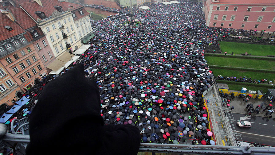 Митинг против запрета абортов в центре Варшавы
