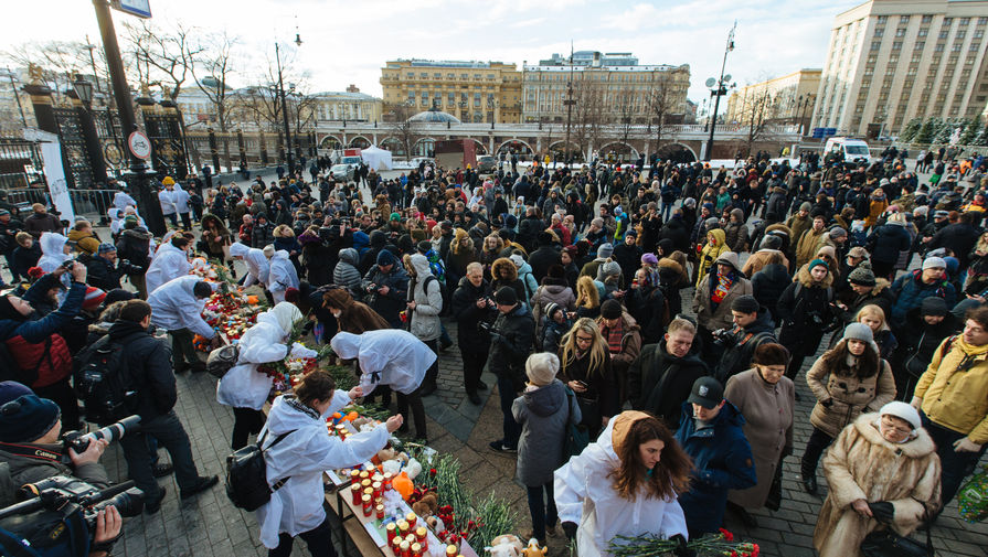 Акция памяти погибших при&nbsp;пожаре в&nbsp;ТЦ «Зимняя вишня» в&nbsp;Кемерово на&nbsp;Манежной площади в&nbsp;Москве, 27 марта 2018 года