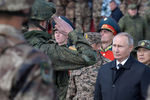 Президент России Владимир Путин и министр обороны на полевом смотре войск забайкальского полигона «Цугол» во время военных маневров «Восток-2018», 13 сентября 2018 года