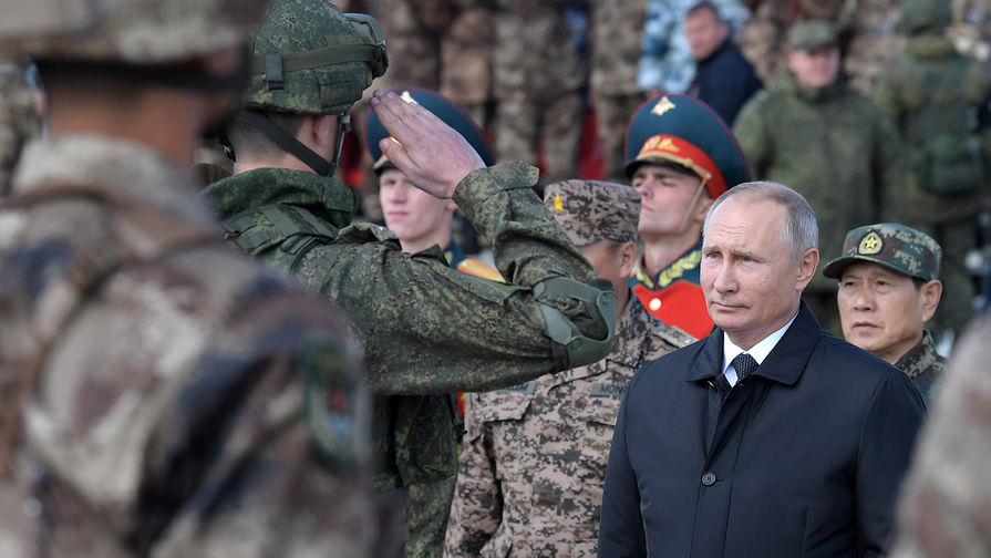 Президент России Владимир Путин и министр обороны на полевом смотре войск забайкальского полигона «Цугол» во время военных маневров «Восток-2018», 13 сентября 2018 года