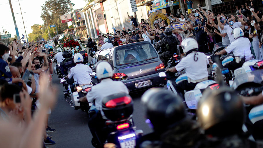 Похоронный кортеж с&nbsp;телом Диего Марадоны движется в&nbsp;сторону кладбища по&nbsp;улицам Буэнос-Айреса