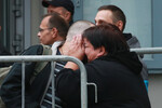 Мужчина, призванный на военную службу в ходе частичной мобилизации, на территории временного пункта мобилизации возле Театра Виктюка в Москве, 26 сентября 2022 года