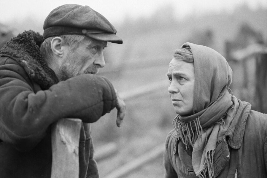 <b>«Знак беды» (1986)</b>
<br><br>
Эта военная драма по&nbsp;рассказу Василя Быкова &mdash; возможно, самый тяжелый и страшный проект в&nbsp;фильмографии Нины Руслановой. Картина рассказывает о&nbsp;судьбе Степаниды и Петрока Богатько, жителей села, оккупированного немцами в&nbsp;годы Великой Отечественной войны. У&nbsp;них еще живы воспоминания о&nbsp;коллективизации, когда их считали кулаками односельчане, которые продолжают ненавидеть этих немолодых людей.
