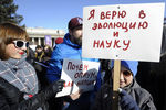 Участники митинга в защиту свободы творчества и в поддержку оперы Р. Вагнера «Тангейзер» в постановке режиссера Т. Кулябина у здания Новосибирского театра оперы и балета