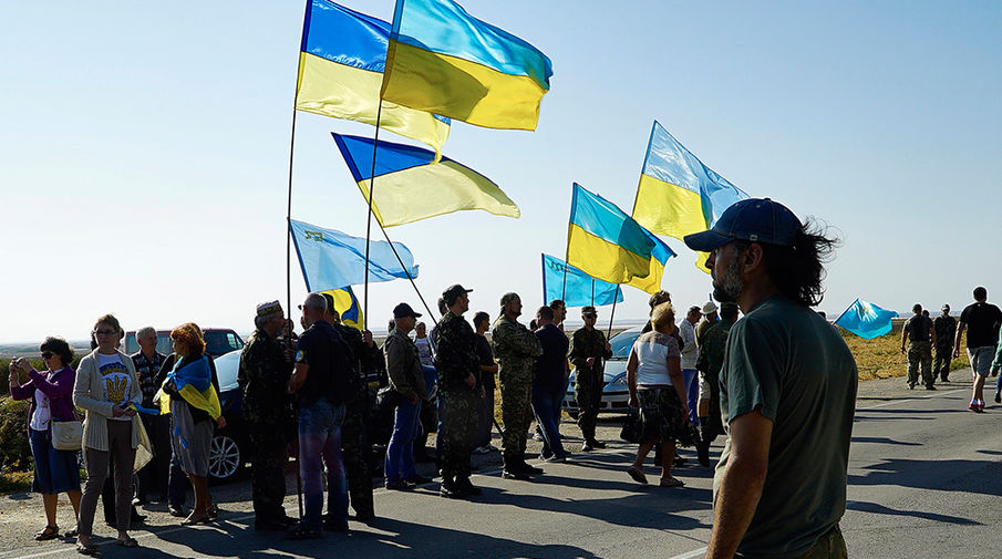 Активисты блокируют автомобильную трассу на границе Украины и Крыма у поселка Чонгар