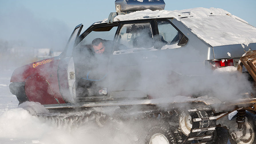 Автоэлектрик Андрей Романов за рулем собранного им на базе автомобиля ВАЗ-2109 гусеничного вездехода Т-2109