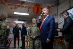 Президент США Дональд Трамп во время визита на авиабазу Баграм в Афганистане, 28 ноября 2019 года