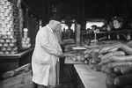 После революции 1917 года магазин национализировали и переименовали в Гастроном №1, но москвичи продолжили называть его Елисеевским. На фото: продажа колбасных изделий в Елисеевском магазине, 1952 год