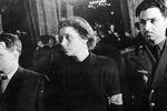 Светлана не всегда носила фамилию Аллилуева. До смерти вождя она носила фамилию отца. После кончины Сталина у нее отобрали вещи, принадлежавшие ему, прежде всего, документы. Позже часть из них вернули в виде копий. Тогда она и поменяла фамилию. В одном из последних интервью Аллилуева отзывалась о своем родителе довольно негативно, она обвинила его в том, что тот «сломал ей жизнь». «Где бы я ни жила, я остаюсь политзаключенной своего отца», — признавалась она.
<br>На фото: Светлана Аллилуева на похоронах Иосифа Сталина, 1953 год