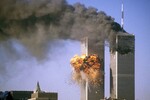 Один из узнаваемых снимков крупнейшего теракта в истории США — атаки на башни-близнецы Всемирного торгового центра 11 сентября 2001 года