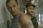 Новый виток популярности Марьянов получил благодаря криминальному сериалу «Боец», в котором он сыграл главную роль — морпеха Макса Паладина. По сюжету герой лечится от посттравматической энцефалопатии и надеется на спокойную жизнь с возлюбленной Викой (Анна Снаткина), но оказывается пешкой в игре ее отца и попадает в тюрьму. Большую часть трюков актер выполнил сам — и рассказывал, что наиболее сложной была сцена со взрывом дома.
<br><br>
Кадр из сериала «Боец» (2004)