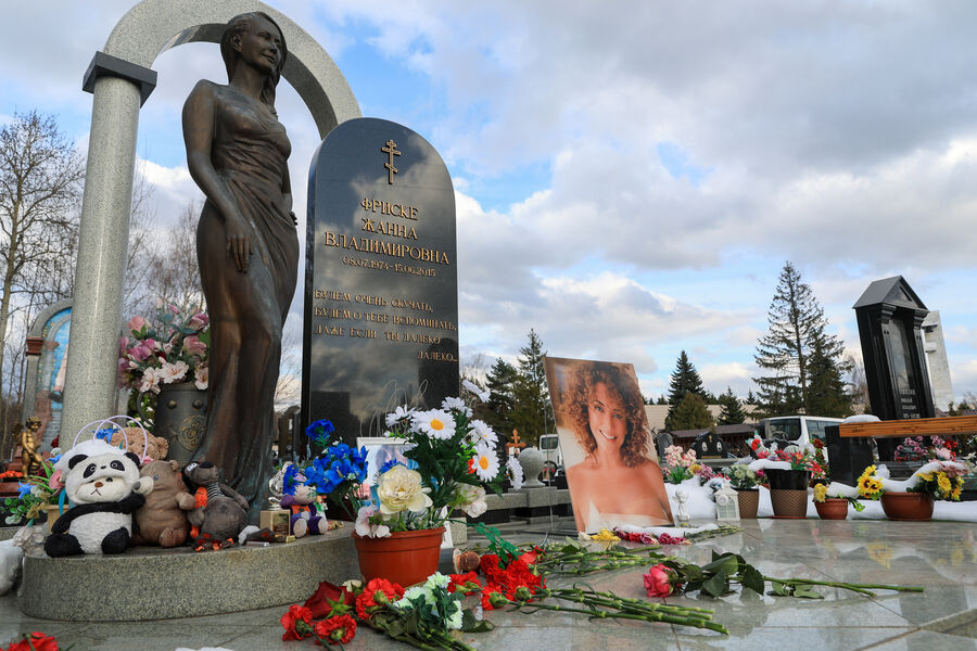 Могила певицы Жанны Фриске на&nbsp;Николо-Архангельском кладбище в&nbsp;Москве, 2025&nbsp;год