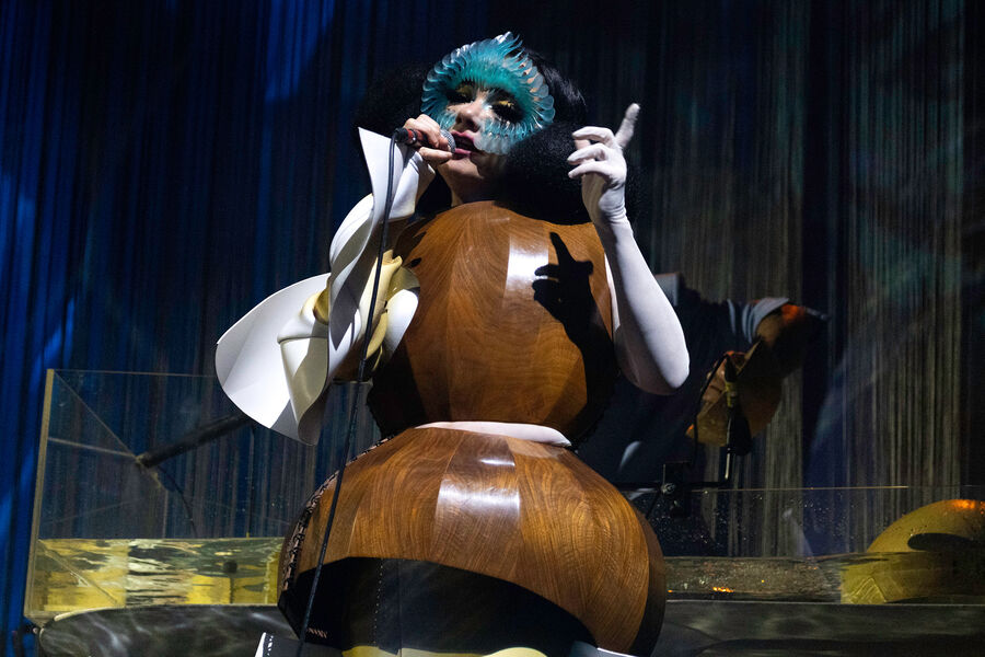 Бьорк выступает на&nbsp;сцене во время своего тура &laquo;Cornucopia&raquo; в&nbsp;Лейпциге, Германия, 2023&nbsp;год