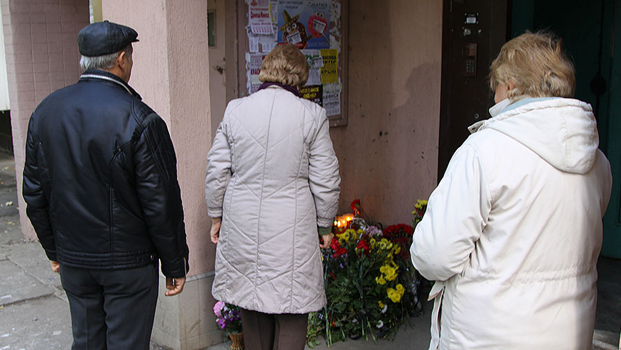 Цветы и свечи у подъезда дома в Донецке, в котором при взрыве в лифте погиб командир одного из подразделений ополчения ДНР Арсен Павлов, известный под позывным Моторола