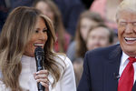 Дональд и Меланья Трамп во время интервью на канале NBC в Нью-Йорке, 2016 год