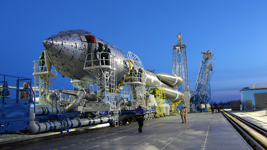 Установка ракеты-носителя «Союз-2.1а» на стартовой площадке космодрома «Восточный» в Амурской области, 29 января 2018 года