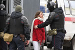 Силовики задерживают участницу акции протеста в Минске, 1 ноября 2020 года