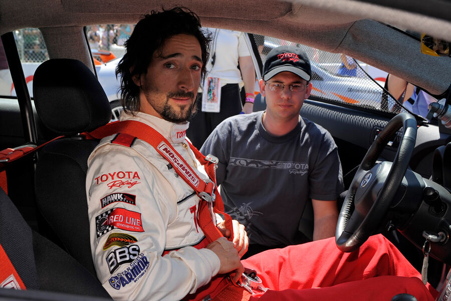 Эдриан Броуди перед&nbsp;гонкой Toyota Pro/Celebrity на&nbsp;Гран-при Toyota в&nbsp;Лонг-Бич, Калифорния, 2009&nbsp;год
