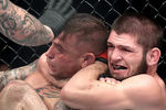 Хабиб Нурмагомедов и временный чемпион UFC в&nbsp;легком весе Дастин Порье (справа налево) во время поединка за&nbsp;звание чемпиона UFC в&nbsp;легком весе на&nbsp;турнире UFC 242&nbsp;по&nbsp;смешанным единоборствам на&nbsp;стадионе The Arena в&nbsp;Абу-Даби, 2019&nbsp;год