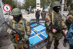 Военнослужащие у здания штаба ВМС Украины