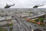 Многоцелевые вертолеты Ми-8 во время воздушной части парада в честь 76-й годовщины Победы в Великой Отечественной войне в Москве, 9 мая 2021 года
