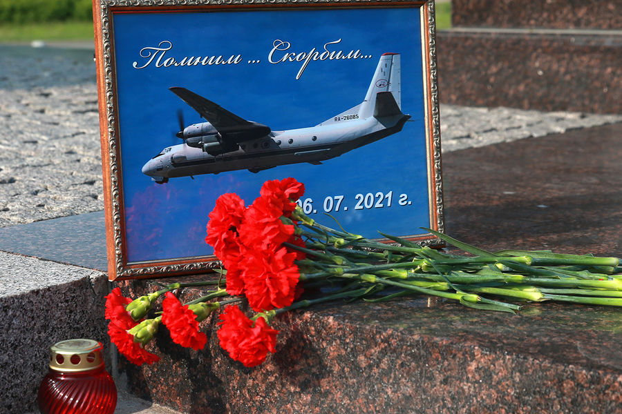 Стихийный мемориал у&nbsp;стелы &laquo;Город воинской славы&raquo; в&nbsp;память о&nbsp;погибших в&nbsp;авиакатастрофе возле Паланы, 7&nbsp;июля 2021&nbsp;года