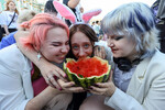 Выпускники на Дворцовой площади во время концерта в честь ежегодного праздника выпускников «Алые паруса» в Санкт-Петербурге, 24 июня 2023 года