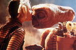 <b>«Инопланетянин» (1982)</b>
<br><br>
Один из хитов 80-х, вечная классика – и просто очень добрый фильм, выигравший множество наград и поставивший рекорд своего времени в бокс-офисе. В ленте Стивена Спилберга Бэрримор сыграла сестру главного героя Герти. «Инопланетянин» вышел на экраны, когда актрисе было всего семь лет, сделав ее суперзвездой: спустя всего два года, например, ее уже чествовал сам президент США Рональд Рейган.