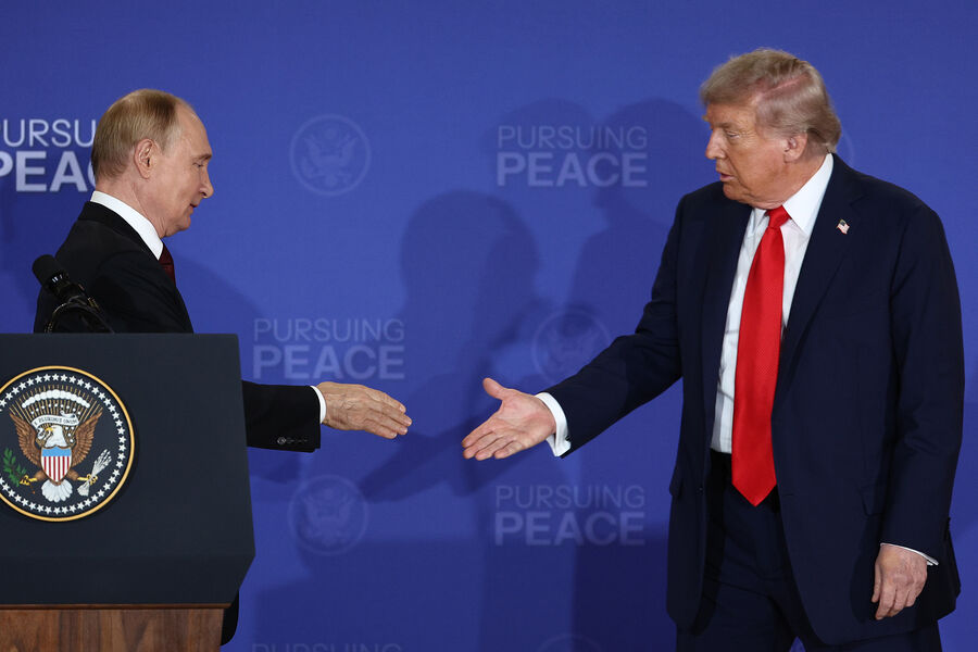 Рукопожатие президента РФ Владимира Путина и президента США Дональда Трампа во время пресс-конференции на&nbsp;военной базе Эльмендорф&nbsp;- Ричардсон на&nbsp;Аляске, 16&nbsp;августа 2025&nbsp;года