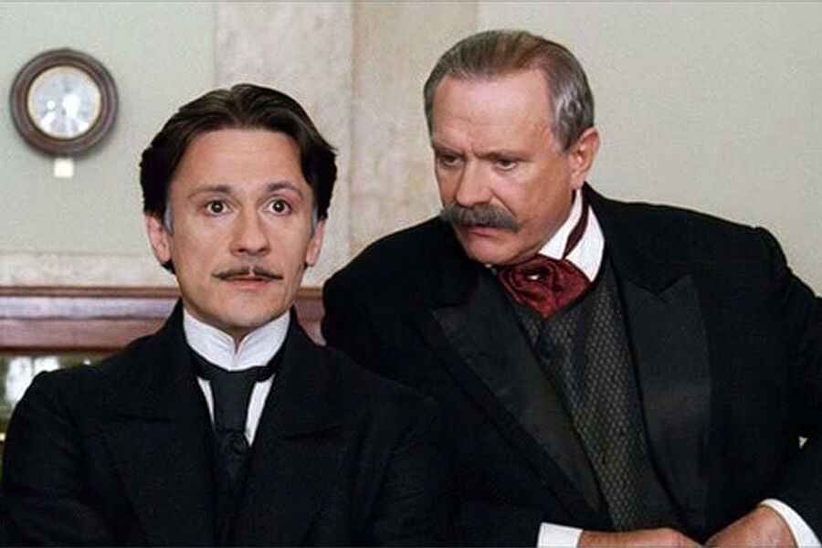 <b>2-е место. &laquo;Статский советник&raquo; (2005)</b>
<br><br>
Фильм, за&nbsp;который &mdash; без&nbsp;всяких преувеличений &mdash; Олег Меньшиков и Никита Михалков должны были получать &laquo;Оскар&raquo;. Первый воссоздал на&nbsp;экране эталонный образ Фандорина, второй &mdash; воплотил одного из&nbsp;лучших злодеев-трикстеров в&nbsp;истории мирового кино. В&nbsp;&laquo;Статском советнике&raquo;, как и в&nbsp;других экранизациях книжного цикла о&nbsp;сыщике с&nbsp;седыми висками, изменен финал &mdash; однако на&nbsp;сей раз не в&nbsp;части личности убийцы, но касательно решения главного героя, разочаровавшегося в&nbsp;государственной машине. И это, конечно, тоже вписывает ленту в&nbsp;историю &mdash; причем не только кино.