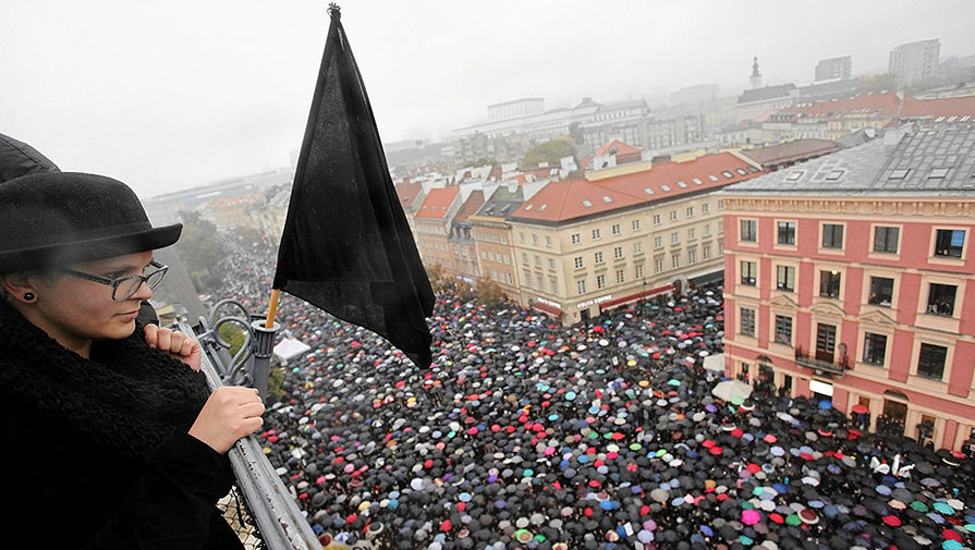 Митинг против запрета абортов в центре Варшавы
