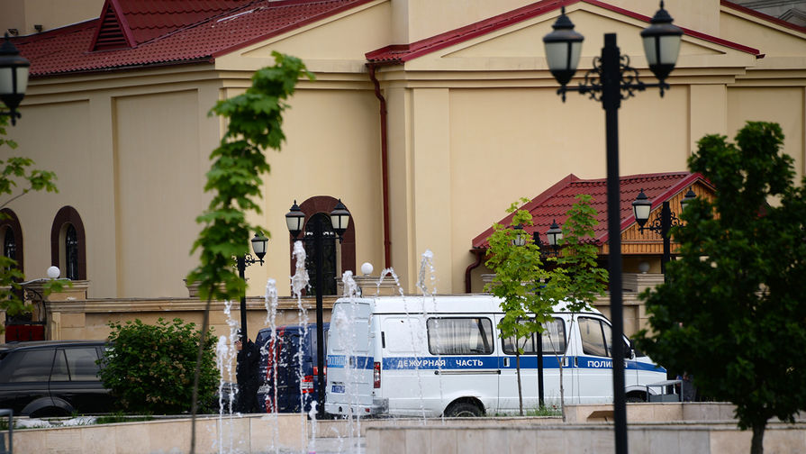 Сотрудники правоохранительных органов у церкви Архангела Михаила в центре Грозного, 19 мая 2018 года