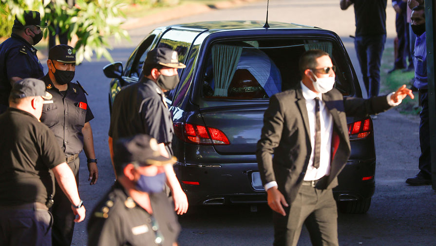 Катафалк с&nbsp;телом Диего Марадоны прибывает на&nbsp;кладбище &laquo;Белла-Виста&raquo; в&nbsp;Буэнос-Айресе