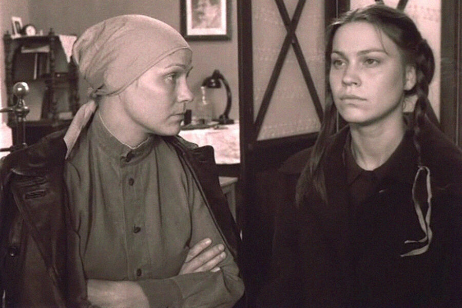 <b>«Завтра была война» (1987)</b>
<br><br>
Фильм по&nbsp;одноименной повести Бориса Васильева стал дипломной работы выпускника ВГИКа Юрия Кары: бюджет его составил 50&nbsp;тыс. рублей, а актерам не полагался гонорар. В&nbsp;центре сюжета &mdash; история комсомолки Искры Поляковой и ее подруги Вики Люберецкой. Отца Вики арестовывают как врага народа, его дочь отказывается публично осудить его. Нина Русланова исполнила роль матери Искры, идейного партработника, которая запрещает дочери читать стихи Есенина. Действие происходит в&nbsp;1940 году. Следующий год, кажется главной героине, должен стать очень счастливым.
