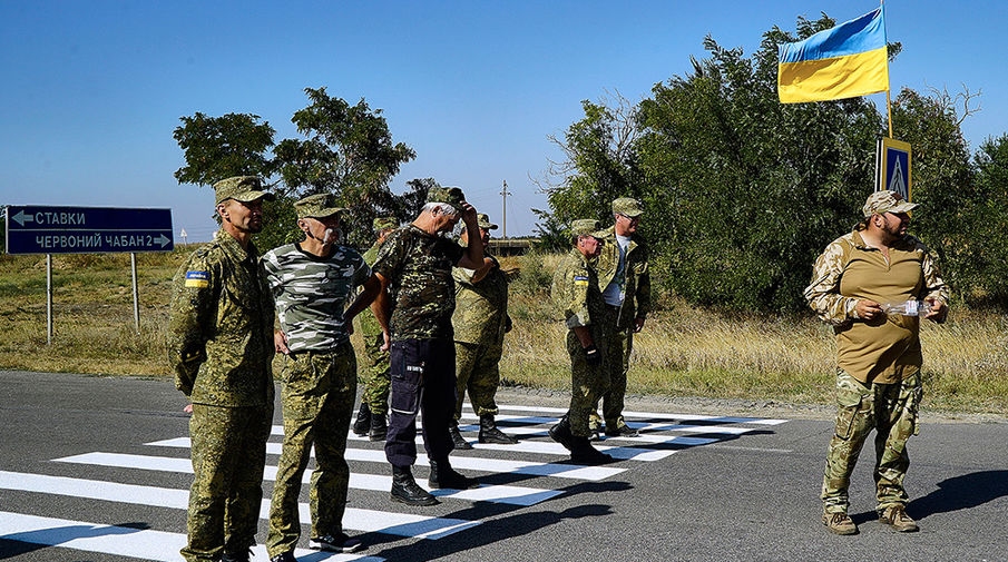 Активисты блокируют автомобильную трассу на границе Украины и Крыма у поселка Чонгар