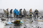 На месте крушения пассажирского самолета Boeing-737-800, разбившегося при посадке в аэропорту Ростова-на-Дону