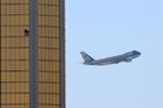 Президентский борт Air Force One на фоне разбитых окон отеля Mandalay Bay в Лас-Вегасе, 4 октября 2017 года
