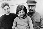 Не складывались отношения Сталина не только со Светланой. Двое его сыновей — Яков (от первой жены) и Василий — также были лишены отцовской любви. Причем у всех детей Сталина судьбы сложились достаточно трагично. Яков попал в немецкий плен, где и погиб. Василий после смерти отца оказался в тюрьме и умер в возрасте 41 года. Светлана же бежала из СССР в США, но и там не обрела счастья.
<br>Иосиф Сталин с детьми Светланой и Василием, 1935 год