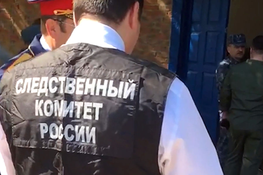 Сотрудник следственного комитета РФ во время работы на&nbsp;месте ЧП на&nbsp;очистных сооружениях под&nbsp;Таганрогом, 21&nbsp;мая 2021&nbsp;года