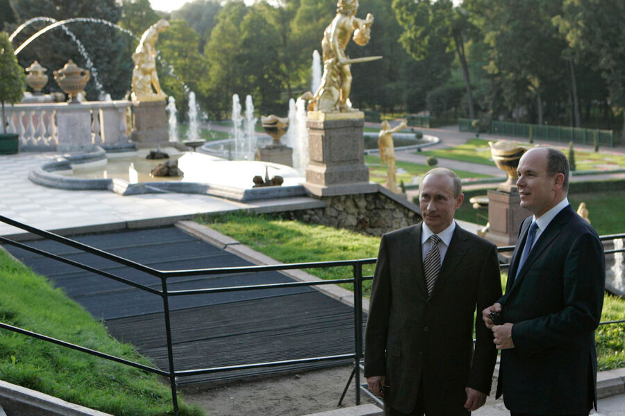 Президент России Владимир Путин и князь Монако Альберт II (слева направо) во время прогулки по&nbsp;Петергофу, 2007&nbsp;год