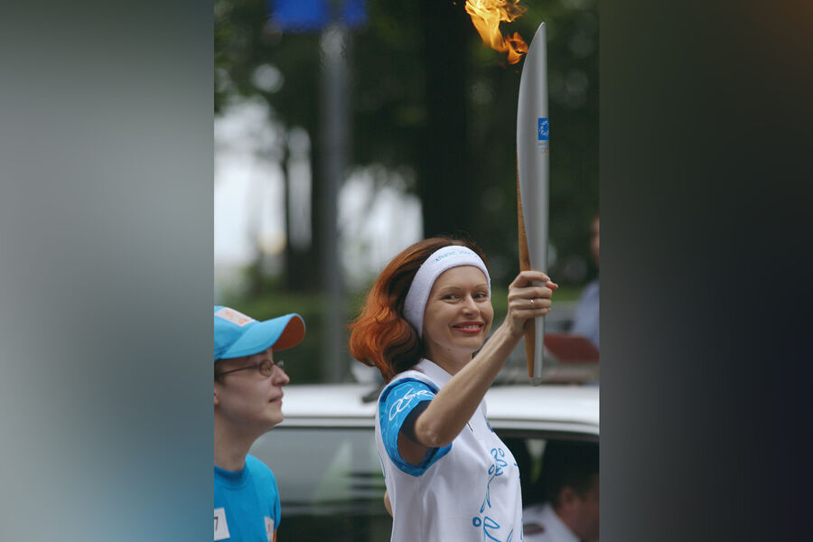 Актриса Ирина Безрукова во время эстафеты олимпийского огня в&nbsp;Москве, 3&nbsp;июля 2004&nbsp;года 