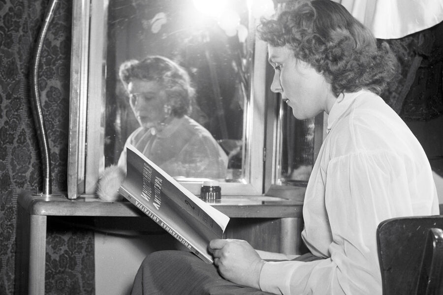 Вера Васильева в&nbsp;артистической комнате театра Сатиры, 1956&nbsp;год