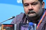 Сергей Лукьяненко во время представления программы интерактивной площадки «Библиотека будущего. Литература и чтение на фестивале ВФМС» в рамках XIX Всемирного фестиваля молодежи и студентов в пресс-центре Олимпийского парка, 2017 год 