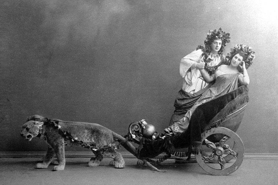 Матильда Кшесинская (справа) и Николай Солянников (слева) в&nbsp;балете Мариуса Петипа &laquo;Пробуждение Флоры&raquo;