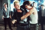 <b>«Бойцовая рыбка» (1983)</b>
<br><br>
Частично черно-белая картина, снятая по роману американской писательницы Сьюзен Хинтон, рассказывает историю лидера молодежной банды Расти Джеймса, который мечтает стать таким же, как его старший брат, – то есть уличным королем родного города. Сам Коппола называл ленту «художественным фильмом для подростков», а когда несколько лет назад режиссера спросили об его любимой киноработе, ответил: «Мой лучший фильм? Это все равно что спросить человека, у которого семеро детей, кто из них лучший. Я люблю их всех, но если бы я почесал поглубже, то, возможно, сказал бы – «Бойцовая рыбка».