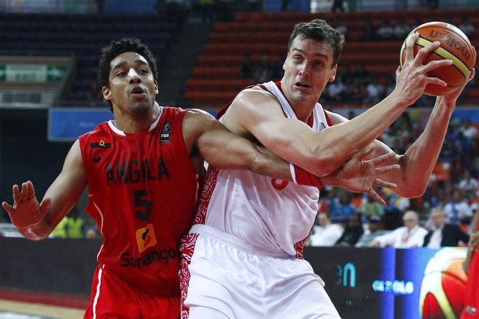 Александр Каун не собирается отдавать мяч противнику