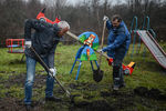 Банкир Александр Лебедев во время обязательных работ по&nbsp;монтажу детской площадки