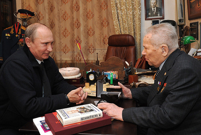 Владимир Путин и конструктор Михаил Калашников во время встречи в&nbsp;Ижевске. 2013&nbsp;год