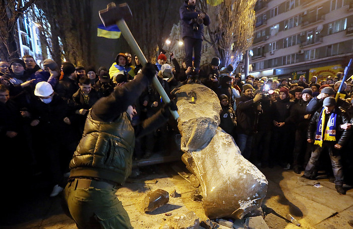 Во время сноса памятника Ленину на&nbsp;бульваре Шевченко в&nbsp;центре Киева. 2013&nbsp;год